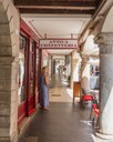 Passeggiando sotto gli antichi portici. Foto di Michele Grimaz (11/07/2022)