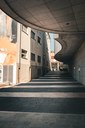 Le linee curve ondulate del Teatro comunale Giuseppe Verdi e le linee di confine di vecchi edifici e delle strisce pedonali nel design architettonico di Pordenone. Foto di Tamami Yoshida @tapiocacoconut (6/02/2024)