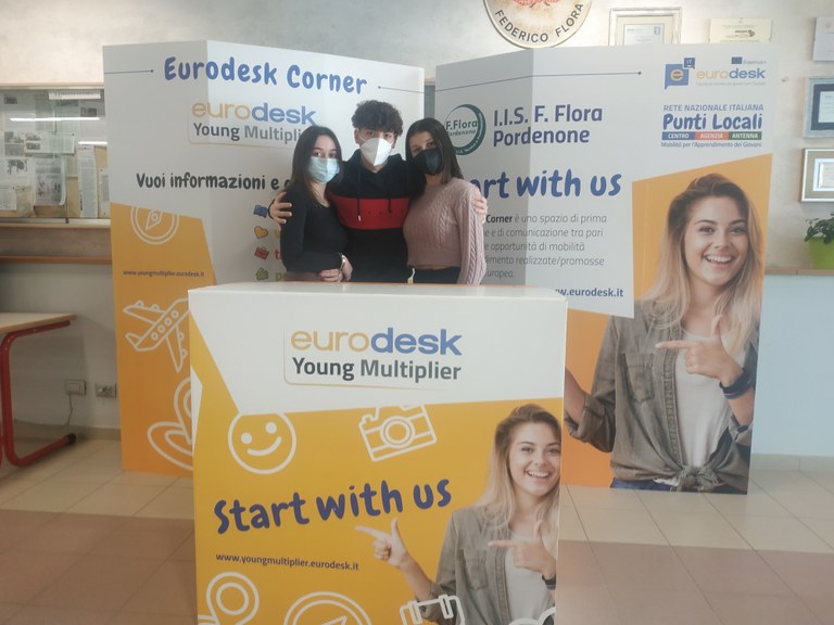 1 ragazzo e 2 ragazze presso il corner Eurodesk dell'istituto
